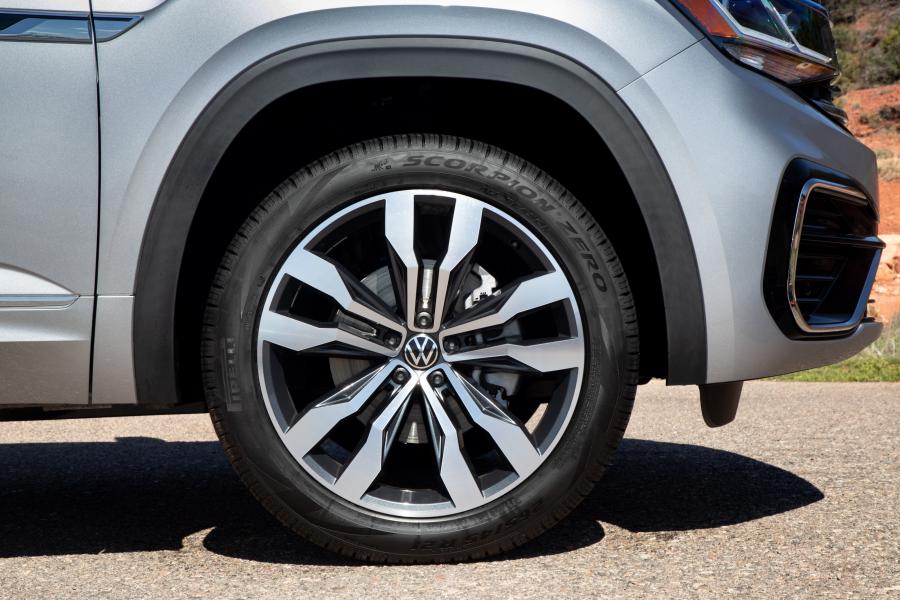 Колеса Volkswagen Atlas SEL V6 R-Line 2020 года  (фото 17 из 43)